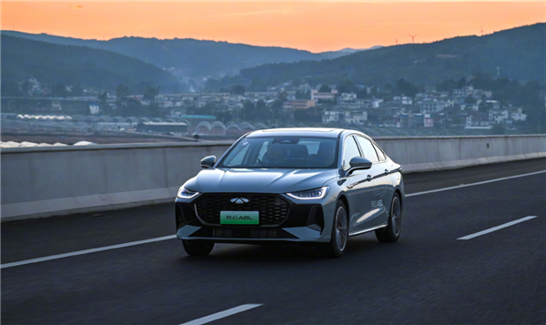 劍指比亞迪秦PLUS DM-i！奇瑞風(fēng)云A8L今日上市：滿油滿電能跑2307.8km