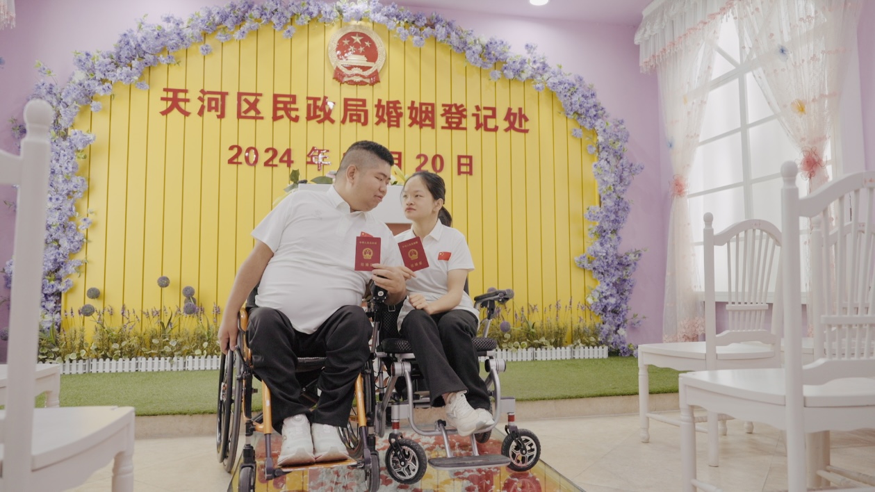 冠軍的輪椅愛情：普通人十分鐘，我們用半小時同樣也能到達(dá)終點