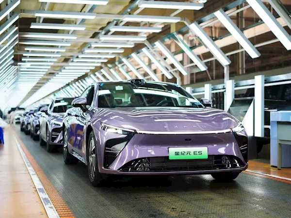 星紀(jì)元ES增程版首批量產(chǎn)車(chē)正式下線：續(xù)航1645km、17.5分鐘充至80%