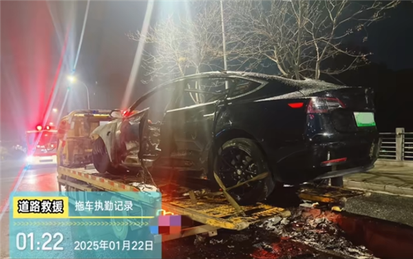 特斯拉夜間高速撞車(chē)：整車(chē)自燃起火 還伴有爆炸聲