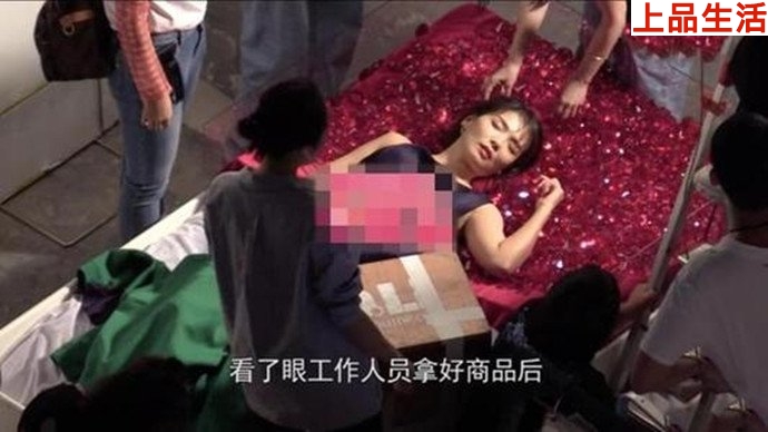 劉濤在拍戲現(xiàn)場(chǎng)打瞌睡 網(wǎng)友紛紛說(shuō)濤姐姐美到令人窒息