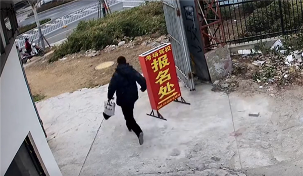 男子科二沒過(guò)踹門打狗砸圍欄泄憤 教練：小考沒必要破防