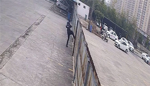 男子科二沒過(guò)踹門打狗砸圍欄泄憤 教練：小考沒必要破防