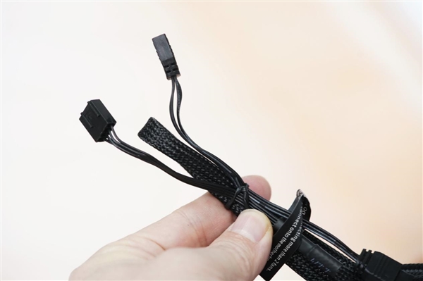 獨立磁吸IPS液晶屏！超頻三銀翼DT360水冷散熱器圖賞