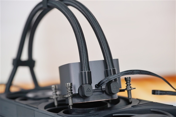 獨立磁吸IPS液晶屏！超頻三銀翼DT360水冷散熱器圖賞