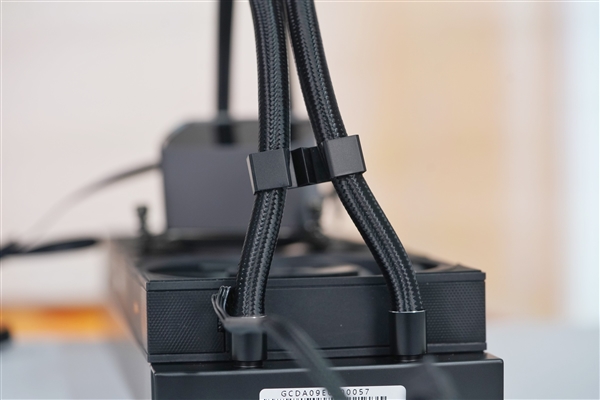 獨立磁吸IPS液晶屏！超頻三銀翼DT360水冷散熱器圖賞