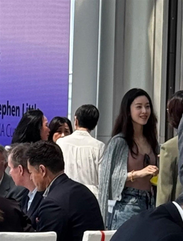 章澤天近照曝光：頭戴鴨舌帽 與梁朝偉、劉嘉玲夫婦合影 